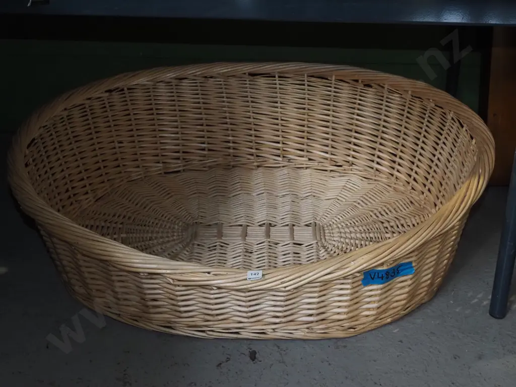 large cane dog basket W1980 Image 1++