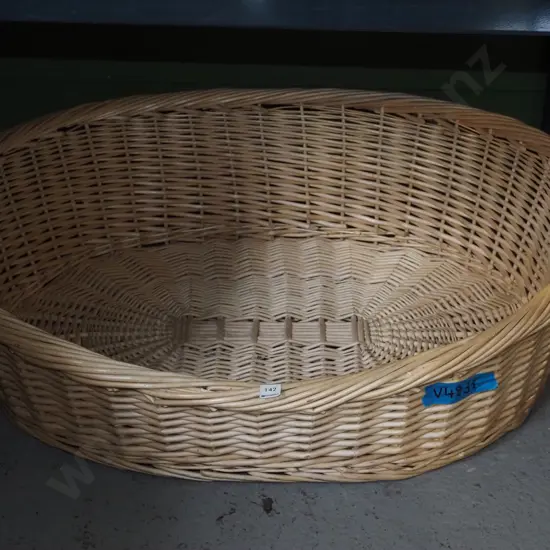 large cane dog basket W1980