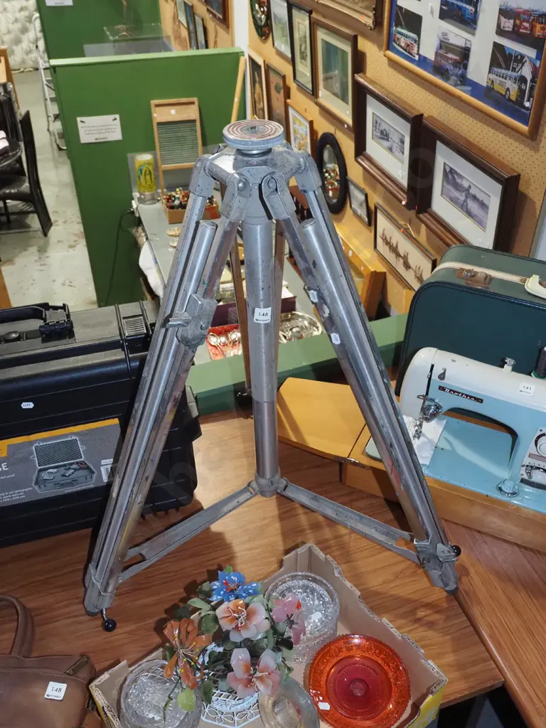 heavy duty tripod Image 1++