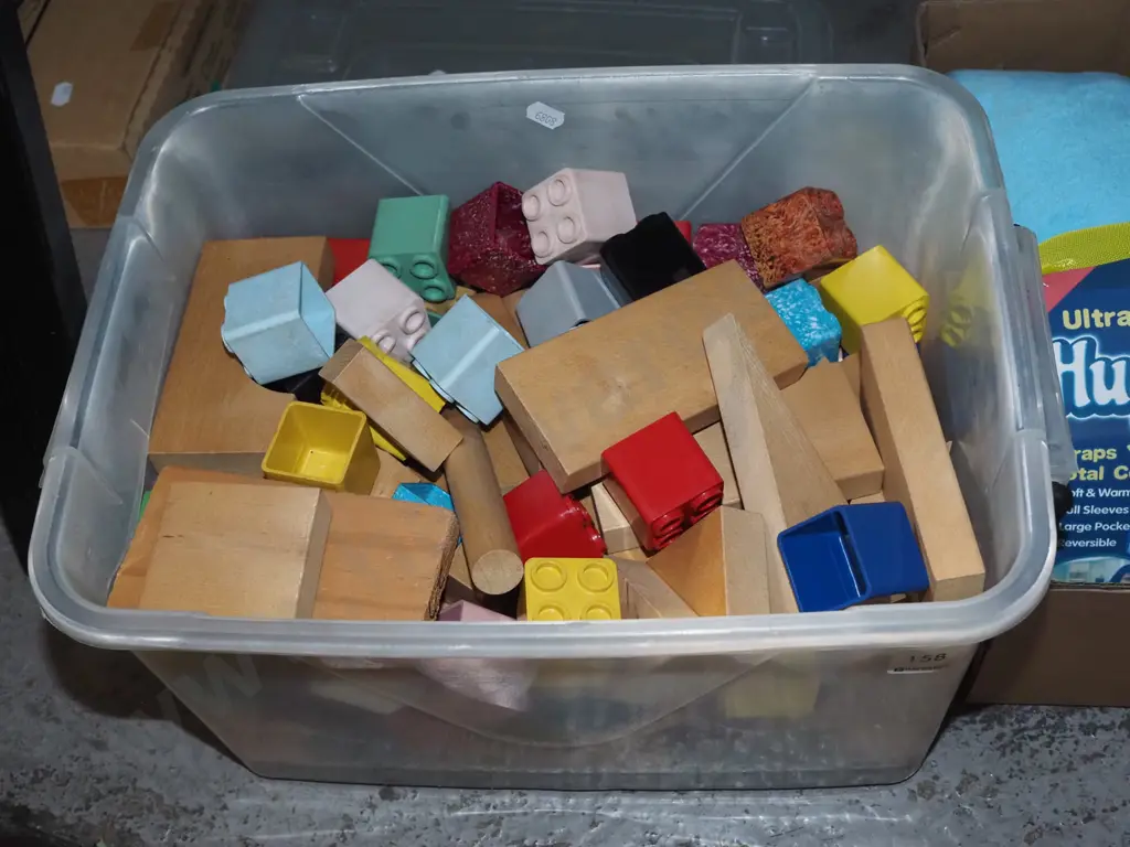 box; wooden and plastic building blocks Image 1++