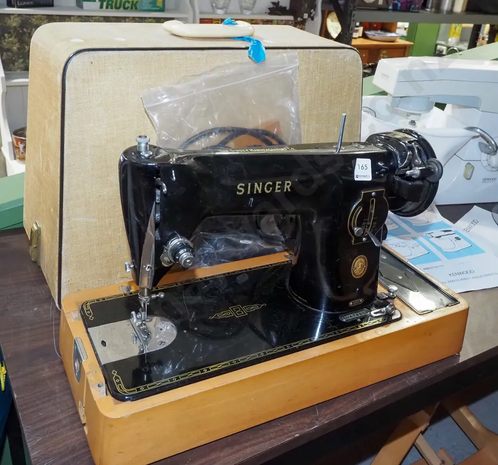 Singer table top sewing machine Image 1++