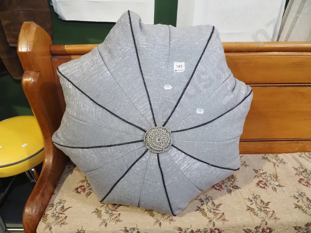 star shaped cushion/pouffe Image 1++