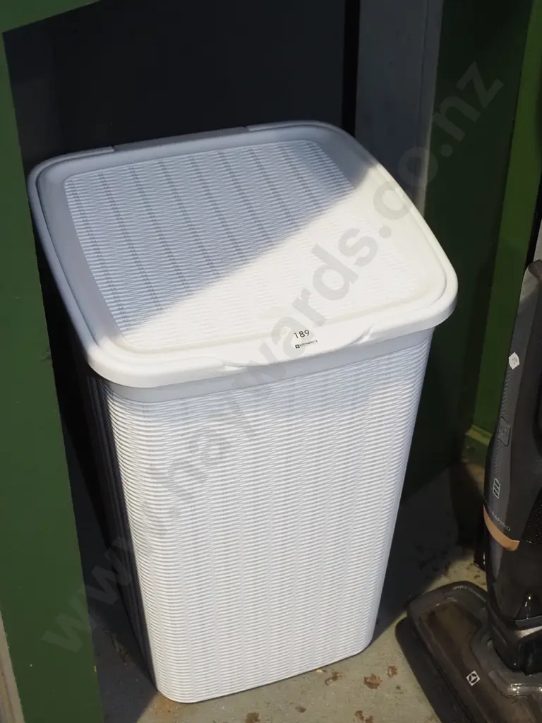 white plastic laudry hamper Image 1++