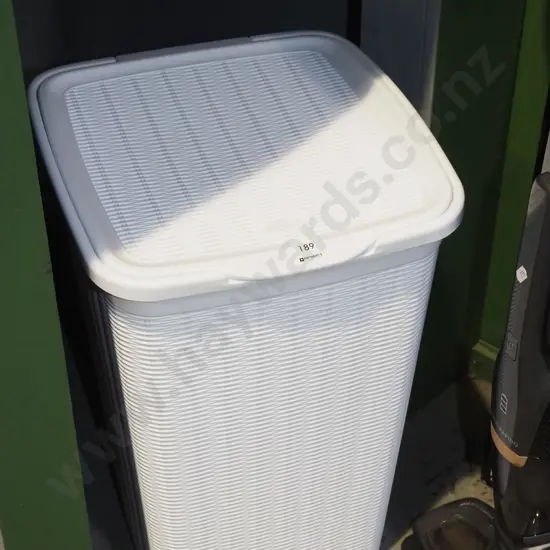 white plastic laudry hamper
