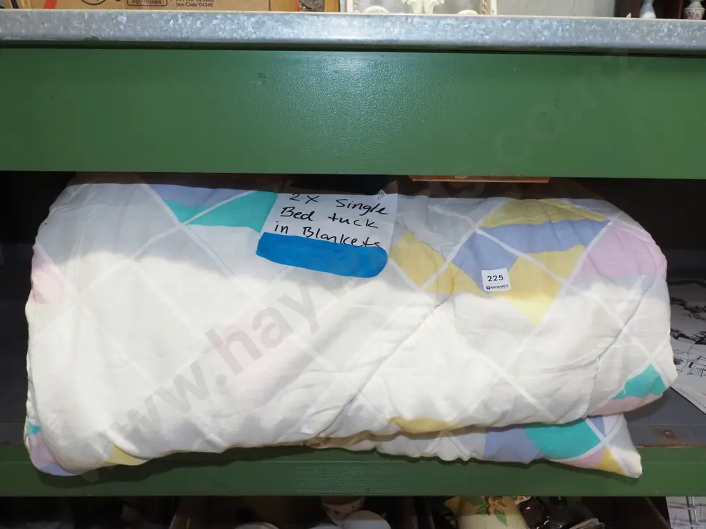 2x 1980s single bed tuck in covers Image 1++