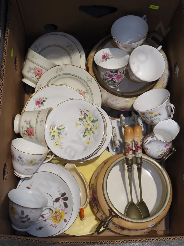 box; cups, saucers, bowls etc Image 1++
