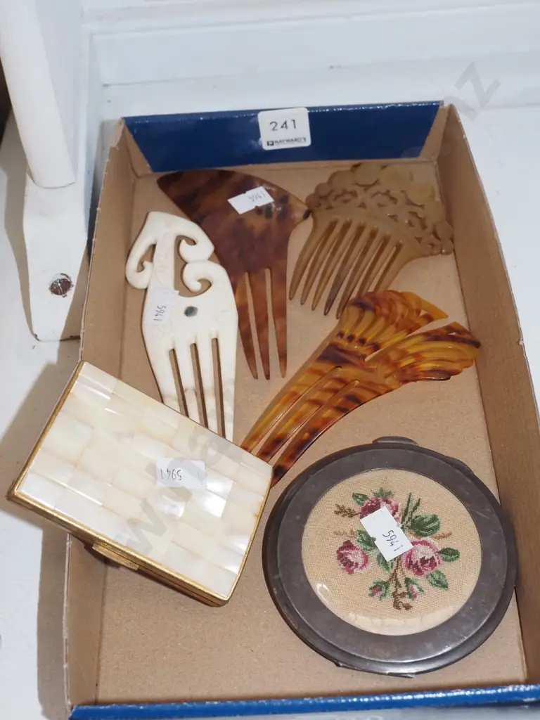 box; hair combs, powder compact, cigarette case Image 1++