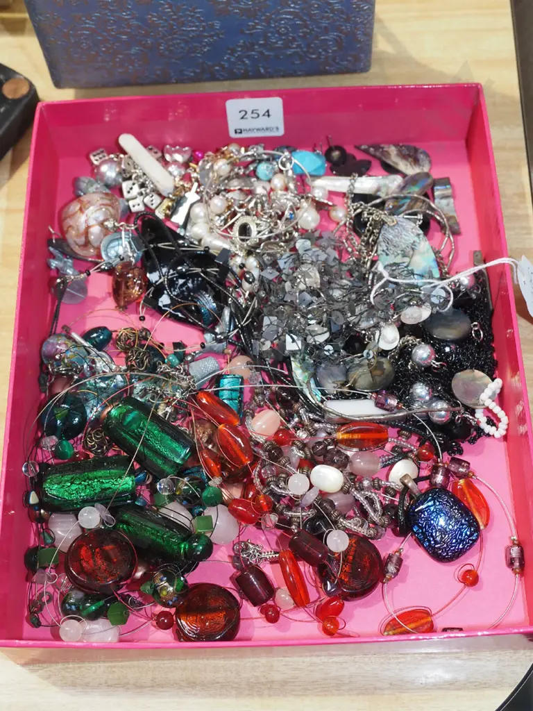 tray of costume jewellery Image 1++