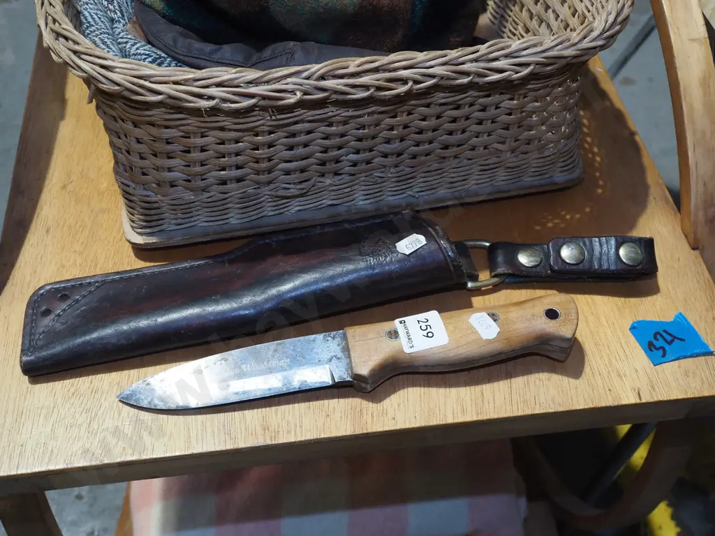 Woodsman wooden handled knife and leather sheath L260 Image 1++