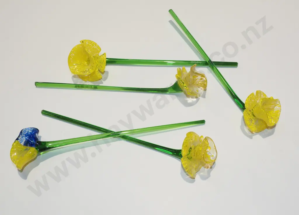 bunch of glass daffodils L300 Image 1++