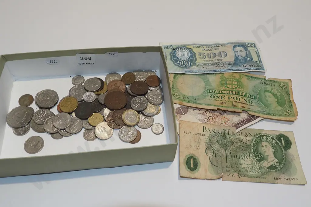 tray; banknotes and coins Image 1++