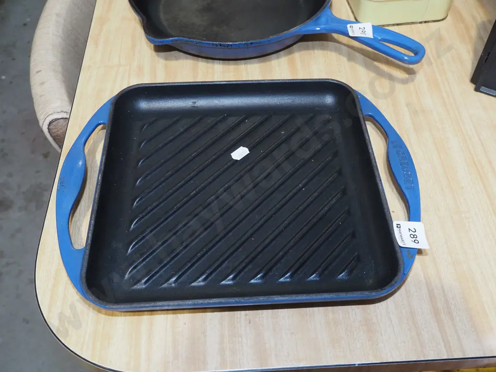 Le Creuset skillet W300 Image 1++