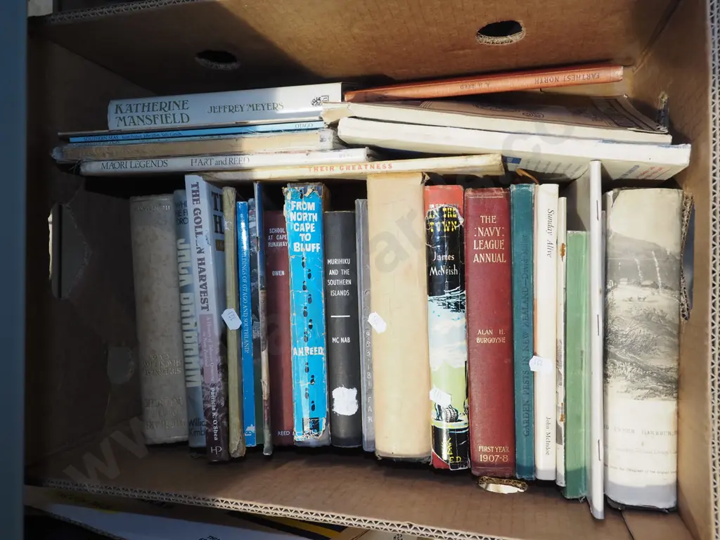 box of NZ and other books Image 1++