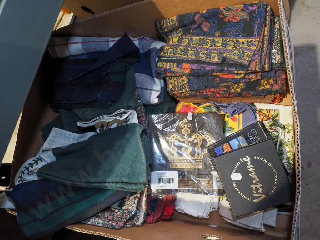 box; napkins, tea towels, coasters etc Image 1++