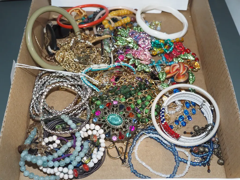 box of costume jewellery Image 1++