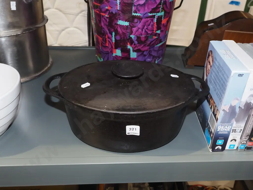 cast iron lidded casserole Diam330 Image 1++