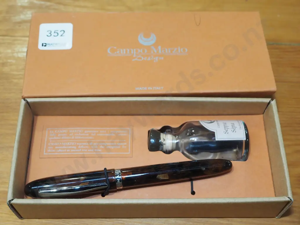 cased fountain pen Image 1++