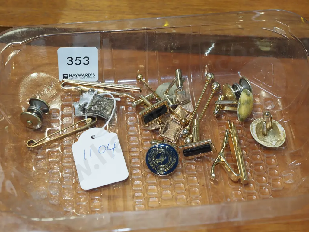 tray of cufflinks, tie pins Image 1++