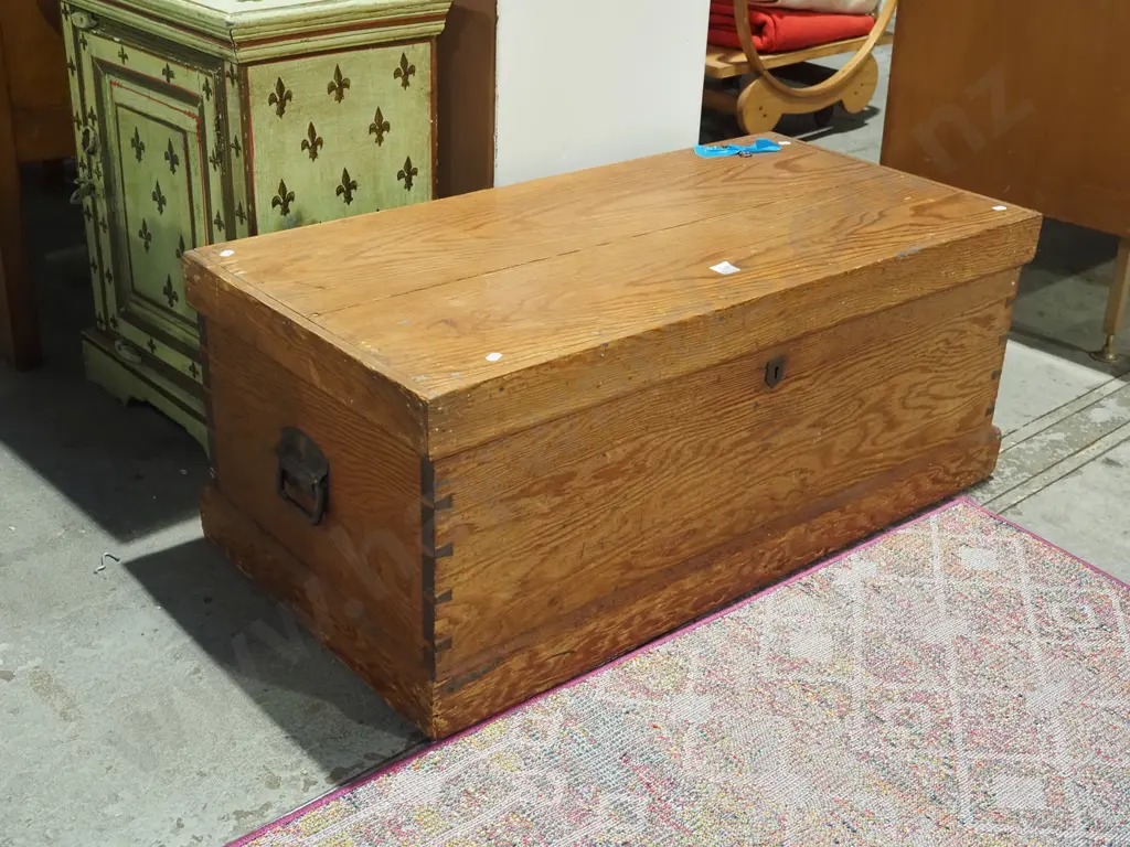 oregon woodworkers chest - key in office H380 W940 D450 Image 1++