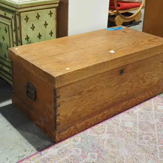 oregon woodworkers chest - key in office H380 W940 D450