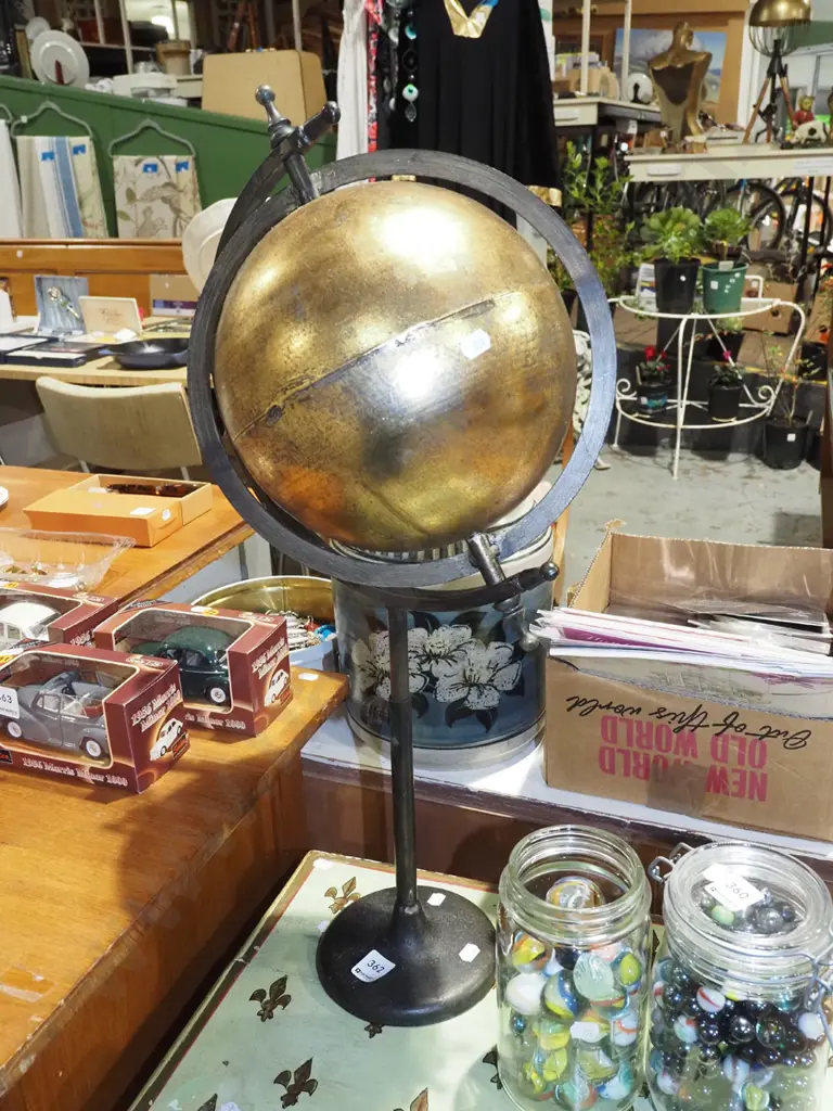 metal globe on adjustable stand H620 Image 1++