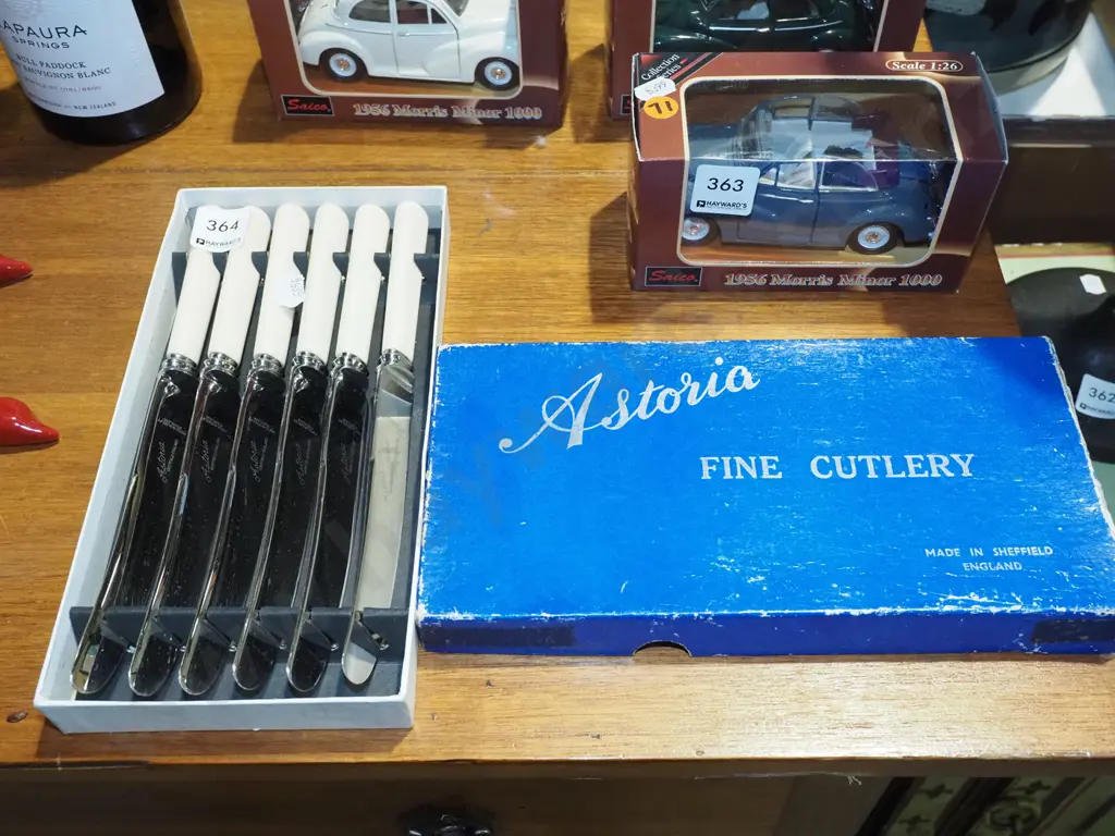 cased bone handled knives Image 1++