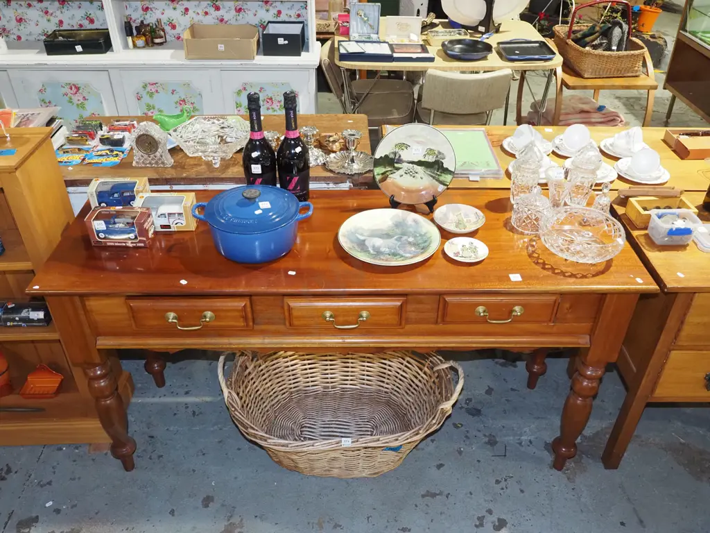 mahogany turned leg 3 drawer hall table H770 W1480 D480 Image 1++