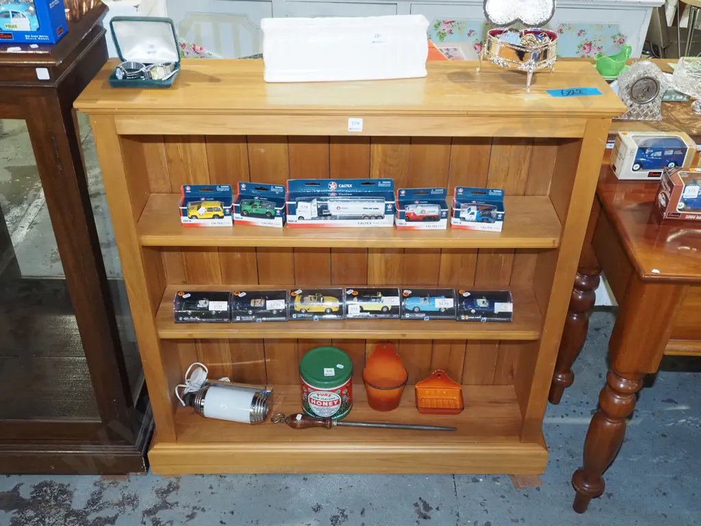 solid rimu adjustable bookcase - varnish on top needs attention H980 W960 D240 Image 1++