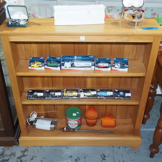 solid rimu adjustable bookcase - varnish on top needs attention H980 W960 D240