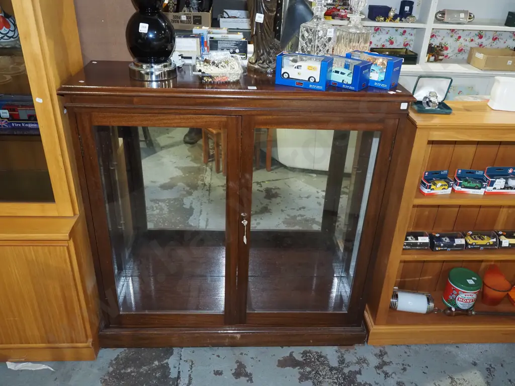 mahogany 2 door glazed mirror back display cabinet - no shelves H1075 W1060 D330 Image 1++