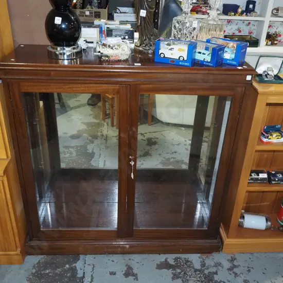 mahogany 2 door glazed mirror back display cabinet - no shelves H1075 W1060 D330