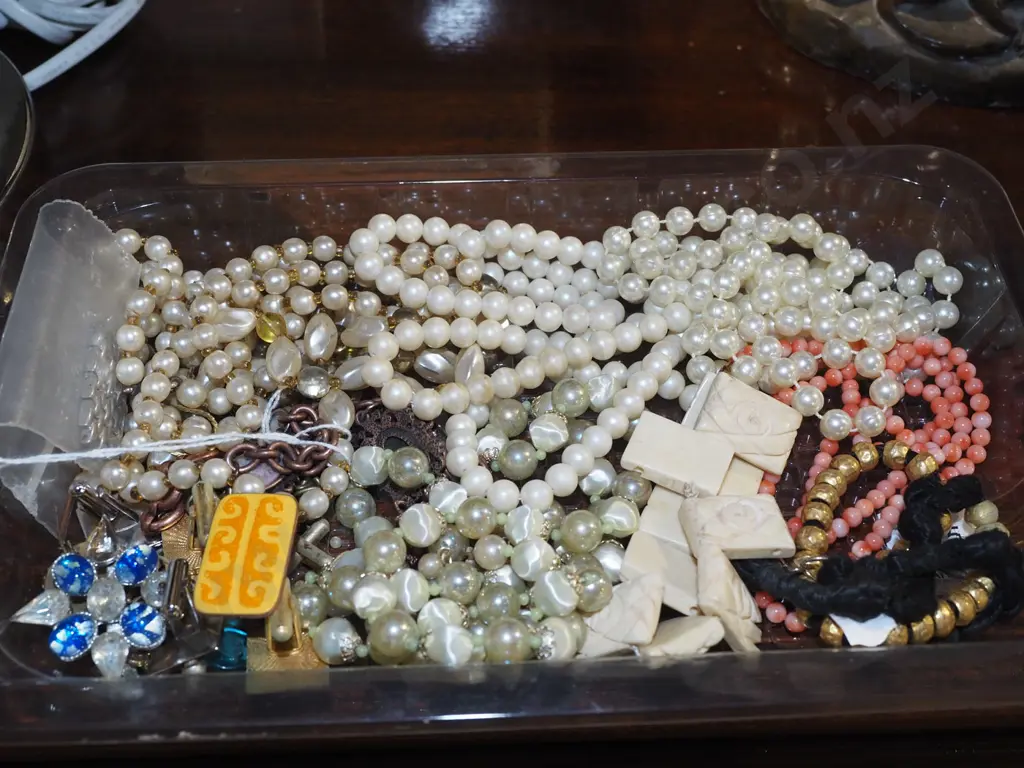 tray of costume jewellery Image 1++