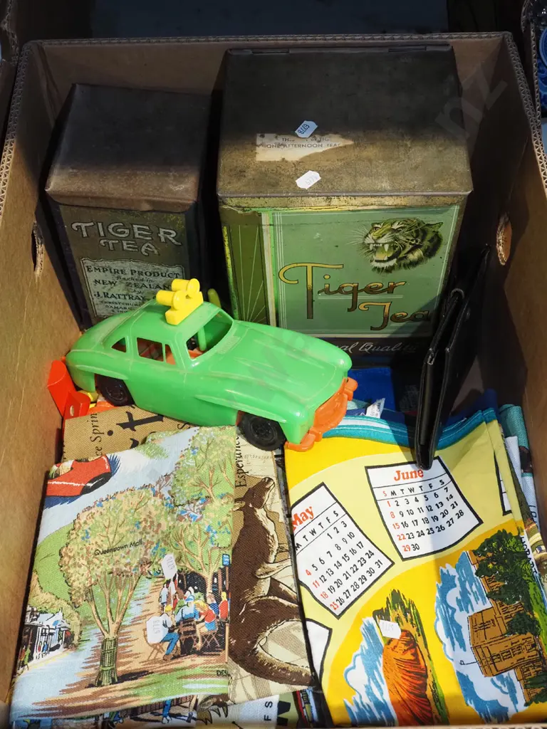 box; linen tea towels, tea tins etc Image 1++