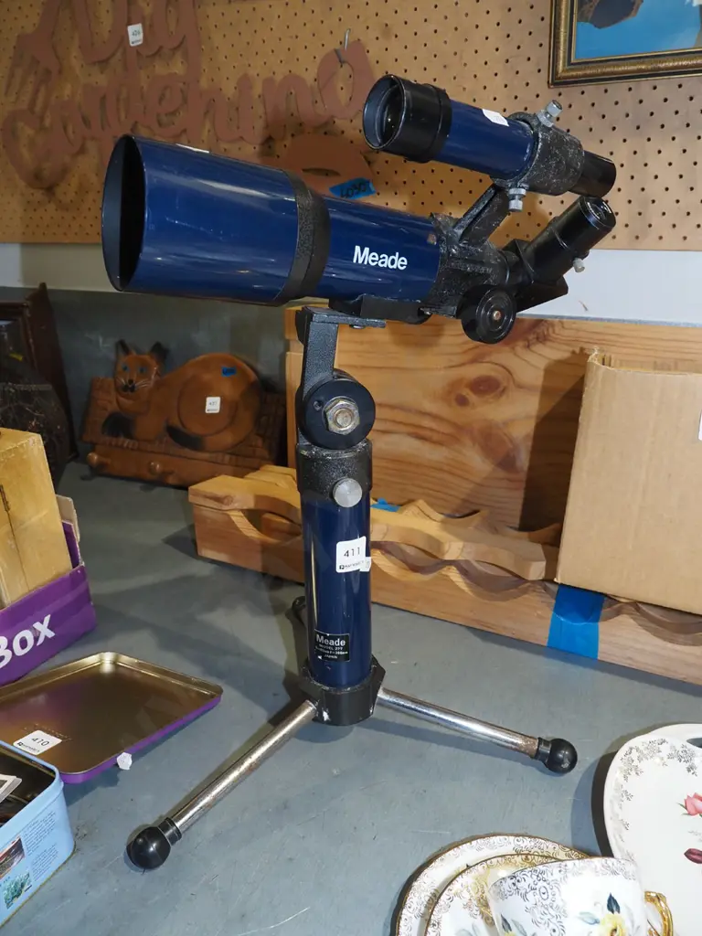 small Meade astronomical telescope on stand Image 1++