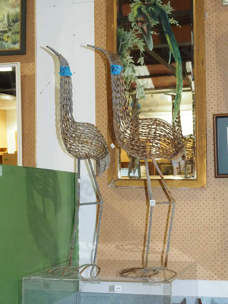 2x metal moa figurines - some rust H890 Image 1++