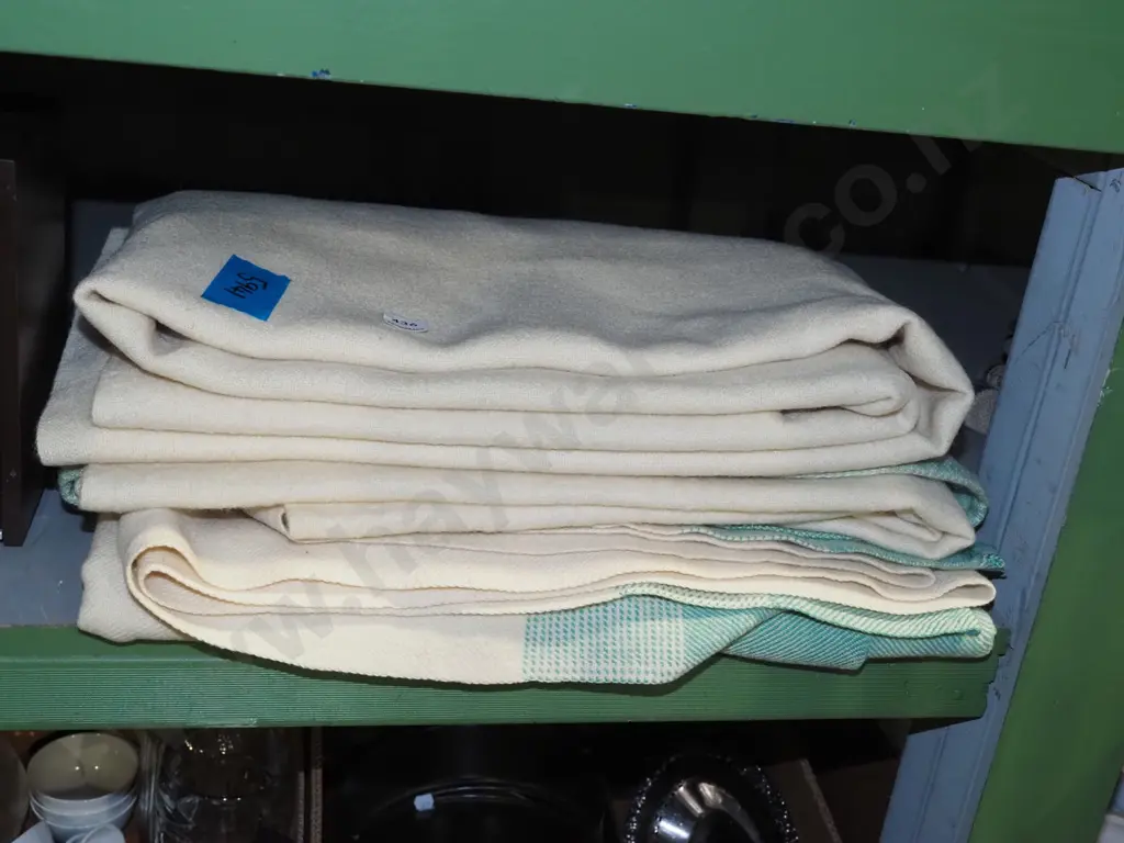 2x green and white woollen blankets Image 1++