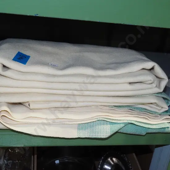 2x green and white woollen blankets