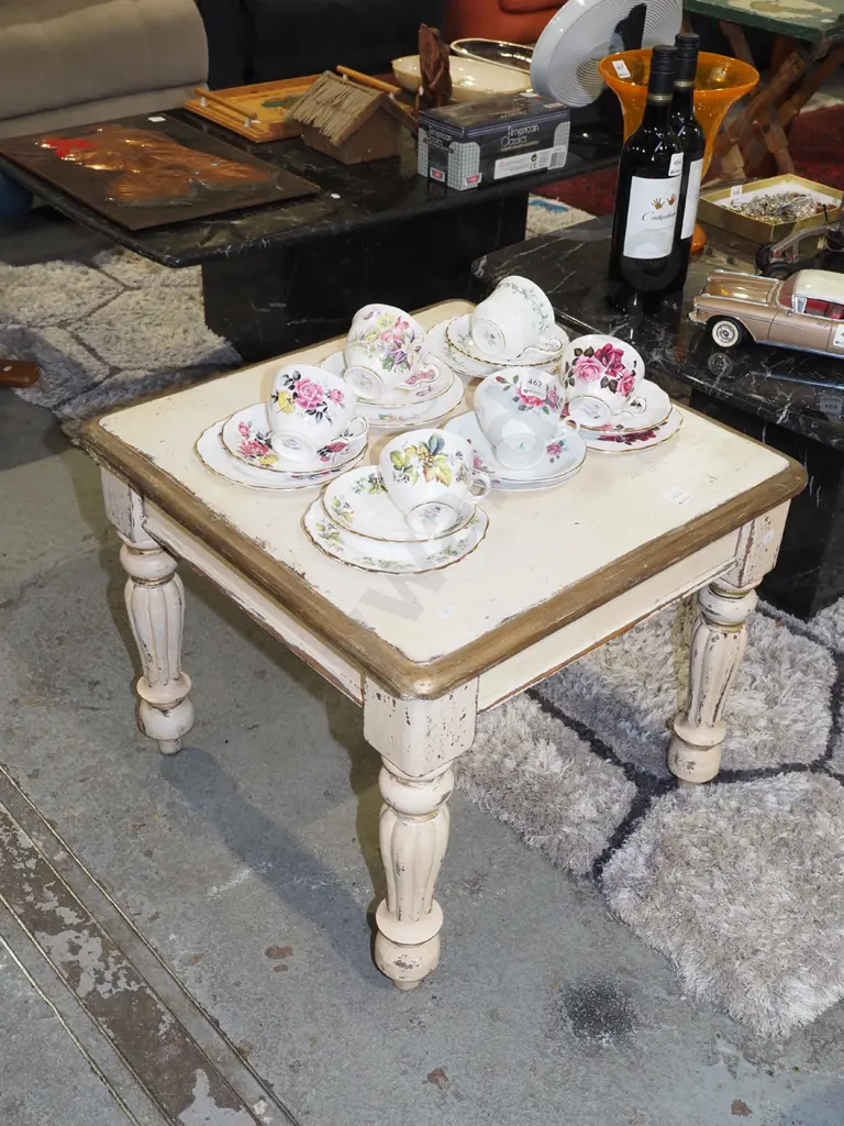 distressed hand painted end table Image 1++