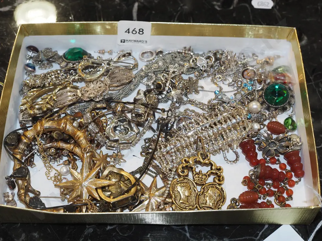 tray of costume jewellery Image 1++