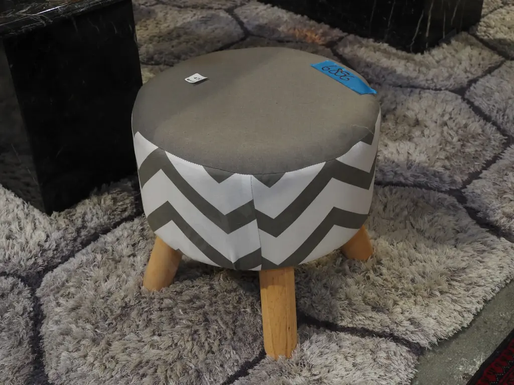 stool - poorly upholstered Image 1++