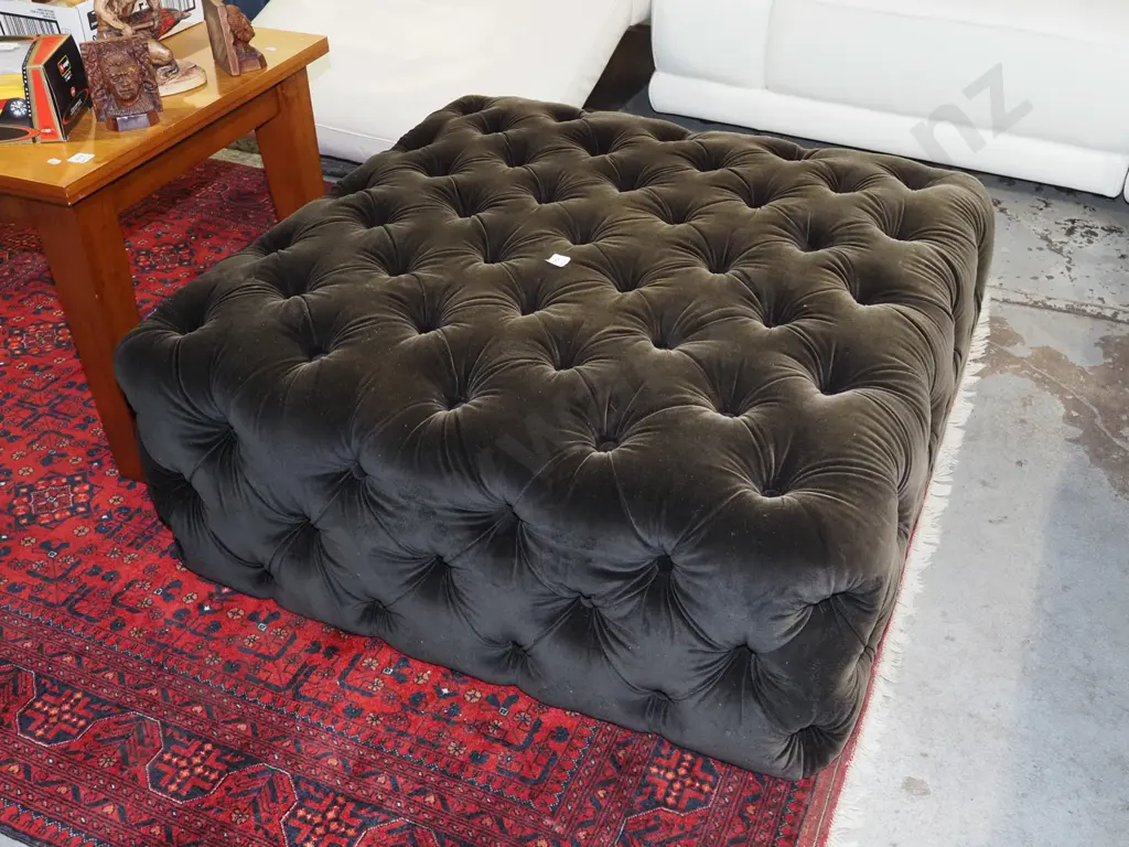 large green deep buttoned ottoman H380 W920 D92 Image 1++