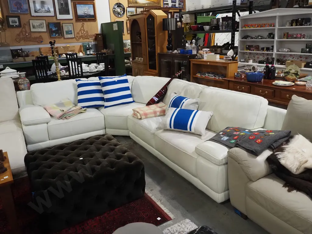large white leather upholstered corner settee H800 L3100 L2200 D900 Image 1++