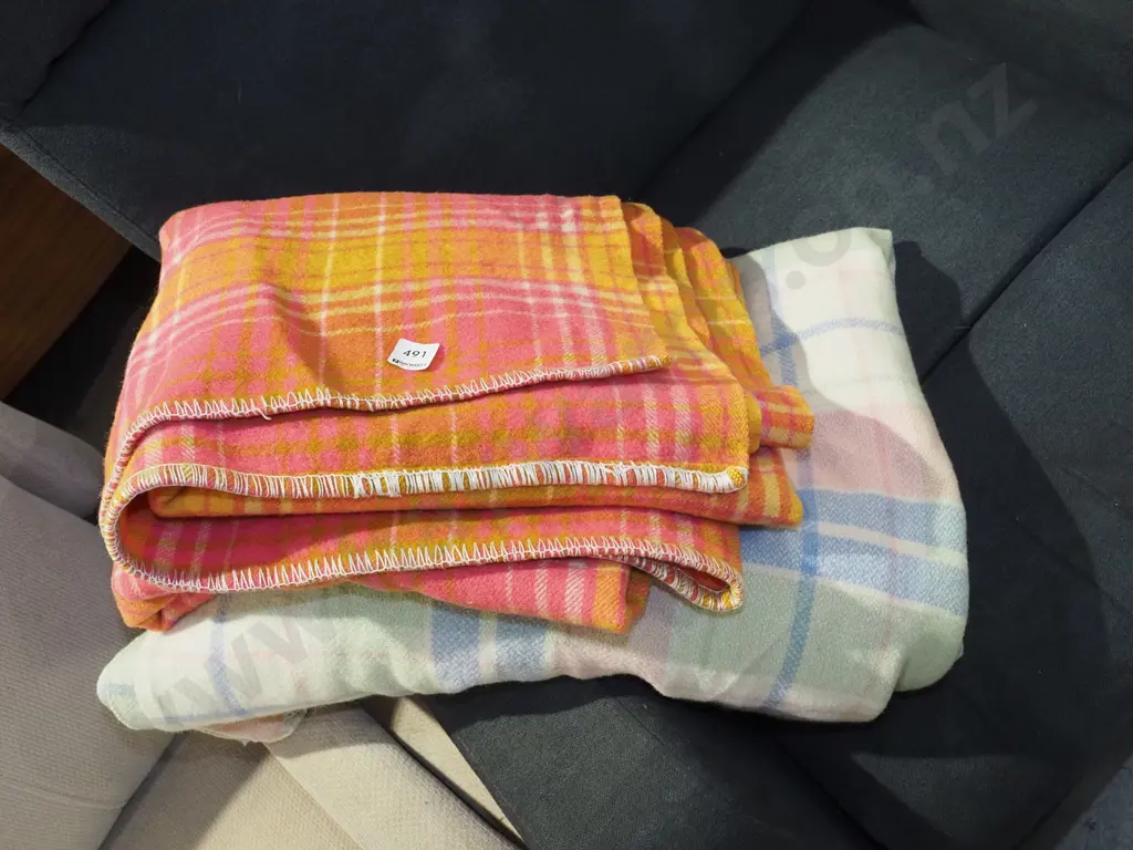2x checked woollen blankets Image 1++