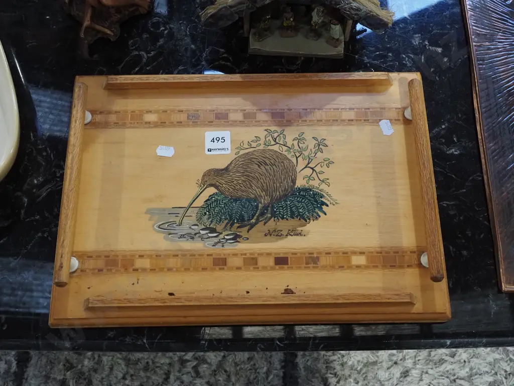NZ sovereign tray, figurine, small marae model H200 Image 1++