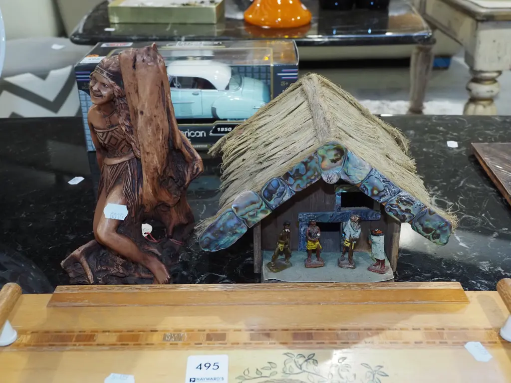 NZ sovereign tray, figurine, small marae model H200 Image 1++
