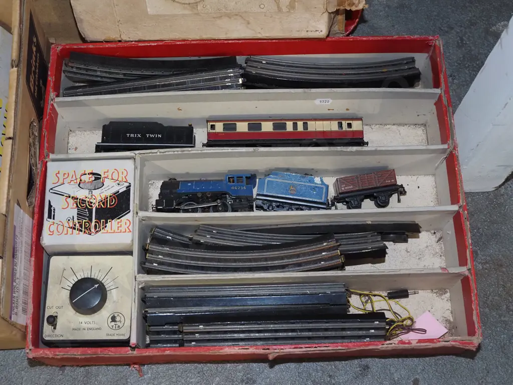 vintage railway tracks, controllers, rolling stock, locomotives etc Image 1++