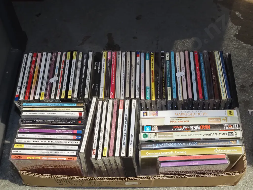 box; DVDs, CDs Image 1++