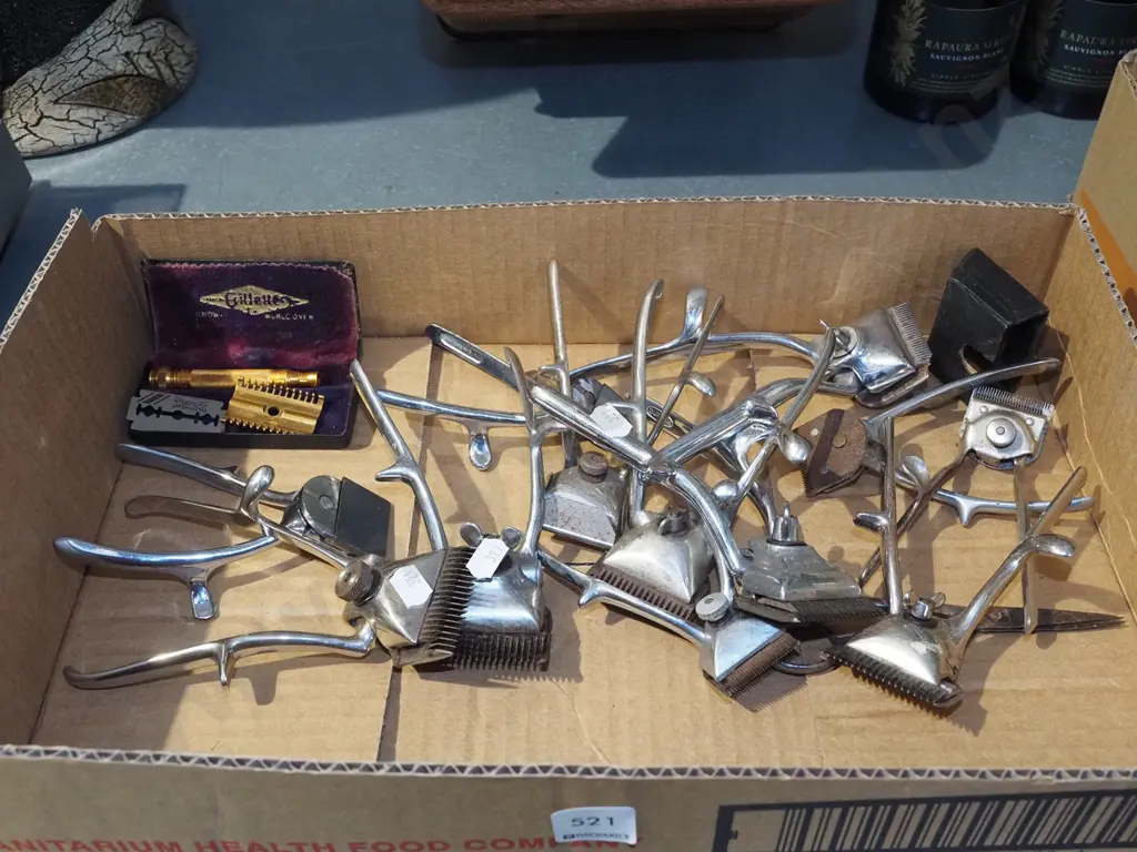 box; hair clippers, scissors Image 1++