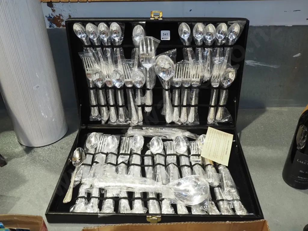 cased as new plated cutlery Image 1++
