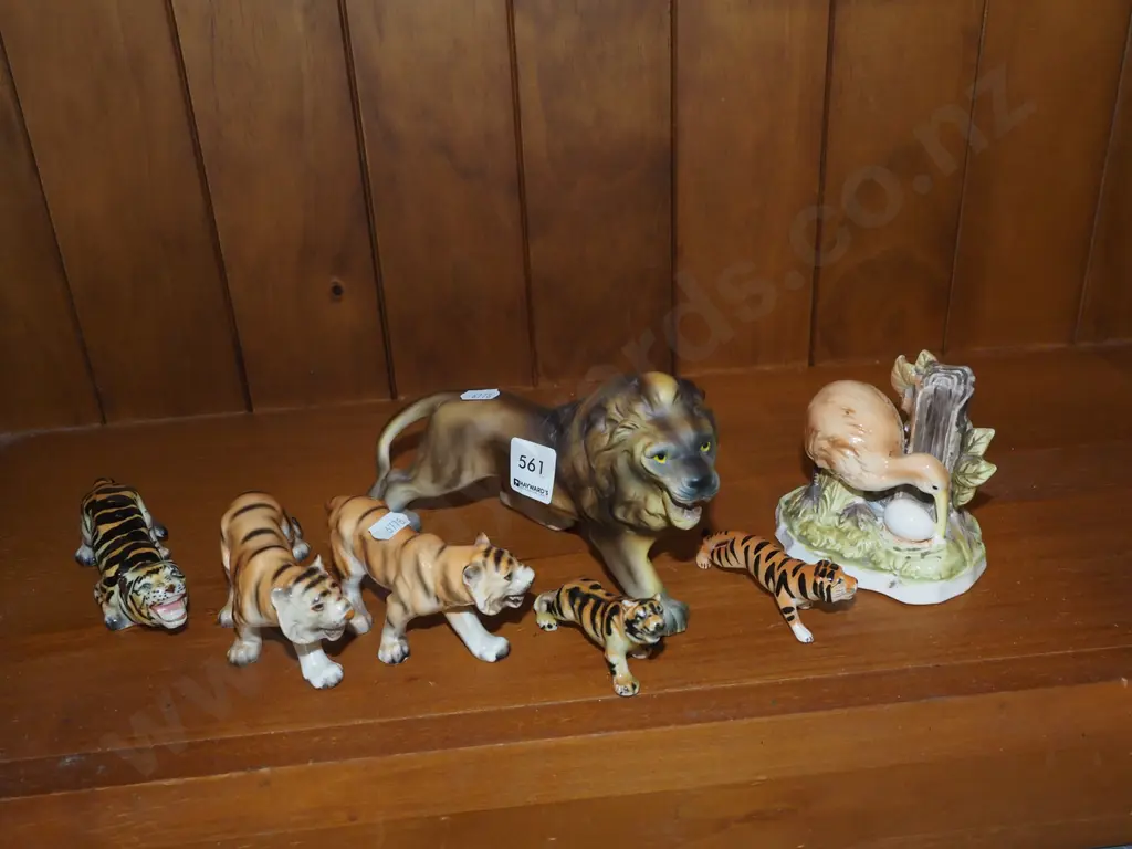 kiwi and egg figurine, tiger and lion figurines Image 1++